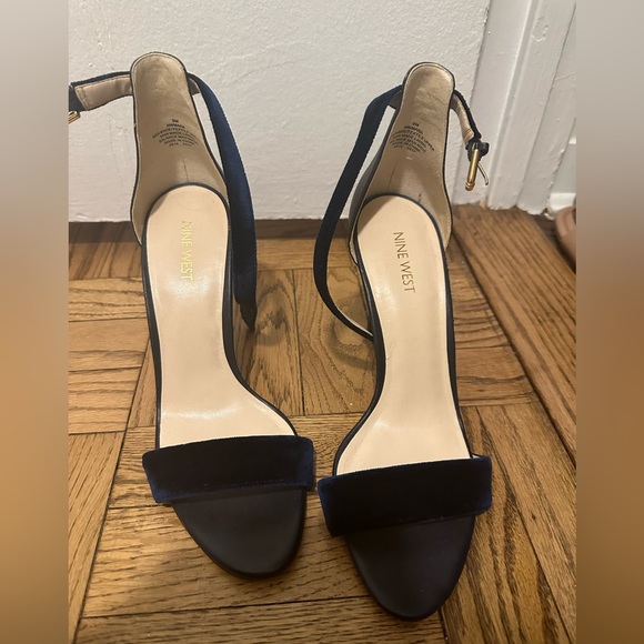 Brand new Nine West navy 4” stilettos. Size 9 - Picture 3 of 8